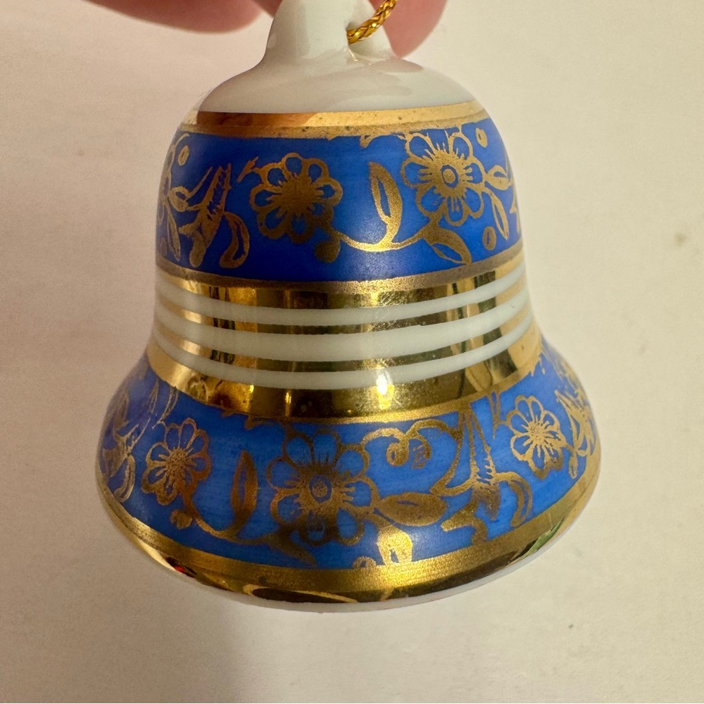 Vintage ceramic small bell ornament. Approx 1.25”H x 1.75” diameter